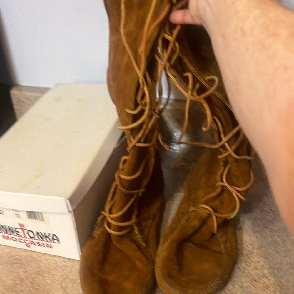 Men’s size 11 Minnetonka brown boots.